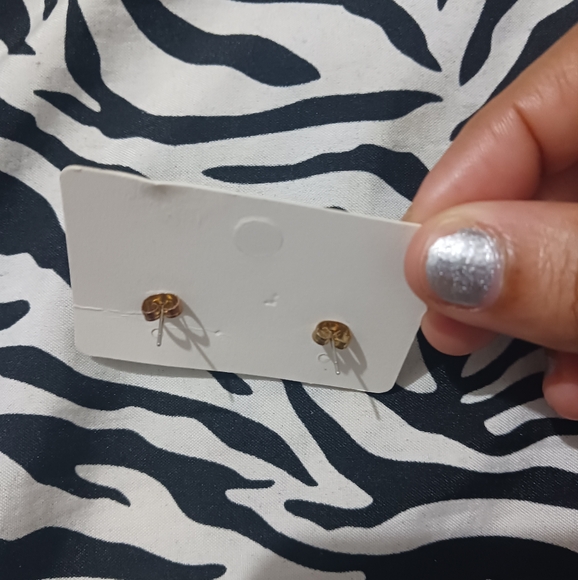 Women light gold shell stud mini earrings - Picture 3 of 5